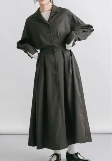 KBF 오픈 카라 박스 플리츠 원피스 D.COFFEE