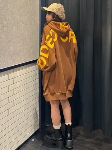 새상품 브라운 로고 후드티 원피스 묶음 할인 가능! 많이 사주세요 네!