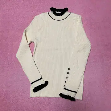 아이보리 프릴 옷깃 리브 스웨터