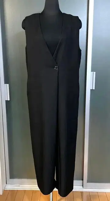 KBF 블랙 슬리브리스 올인원 팬츠 드레스