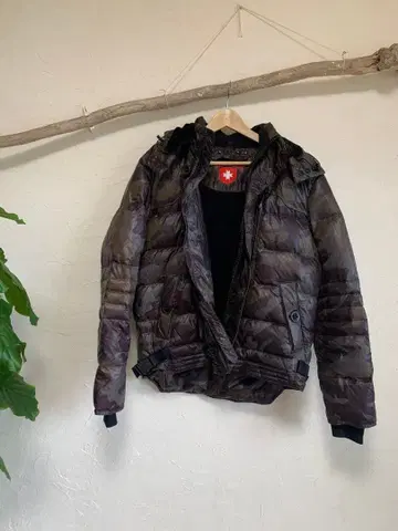 카모플라쥬 후드 부착 다운 자켓