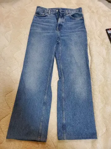 라이트 블루 스트레이트 데님 팬츠