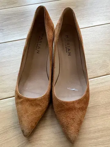 MARIAN 브라운 스웨이드 펌프스 중간 힐