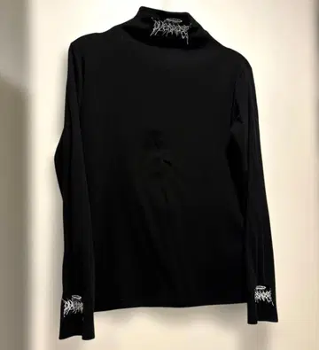 VOLCAN & APHRODITE 블랙 긴팔 자수 하이넥 롱T