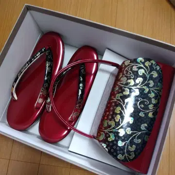 빨간색 조리와 꽃무늬 백 세트