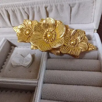 빈티지 꽃 모티브의 골드 컬러 브로치 새상품급 프랑스제