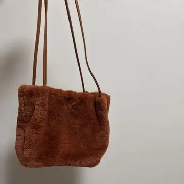 오렌지 컬러 퍼 숄더백