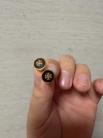 골드 컬러 무늬 스터드 귀걸이