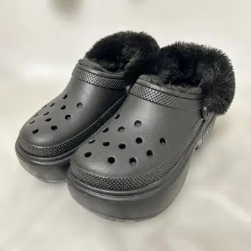 crocs 퍼 블랙 샌들