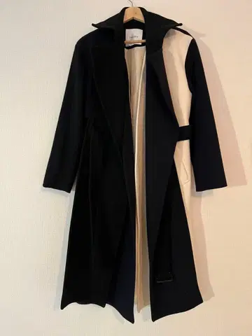 THE KEIJI 바이컬러 롱 코트 블랙과 아이보리