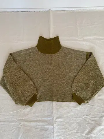어반 리서치 헤링본 하이넥 니트 올리브 그린