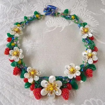 봄의 코스튬 주얼리 목걸이