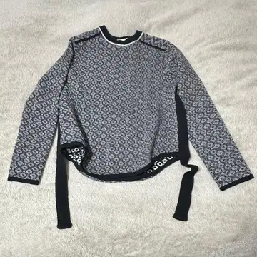 새상품급 TAN 탄 모자이크 패턴 풀오버