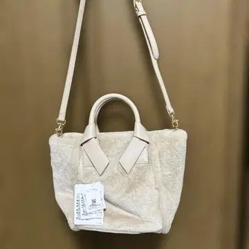 크림색 퍼 핸드백