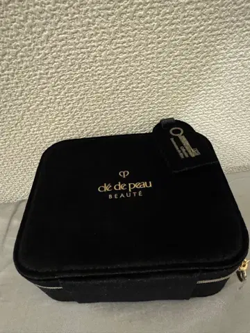 끌레드뽀보떼 홀리데이 컬렉션 2025 오리지널 파우치