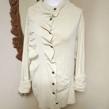 프릴 달린 크림색 긴팔 가디건