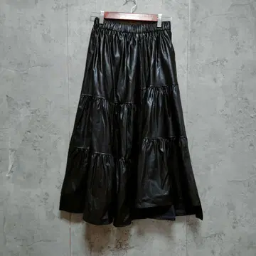 인조 가죽 티어드 롱 스커트 비대칭 허리밴딩 사용