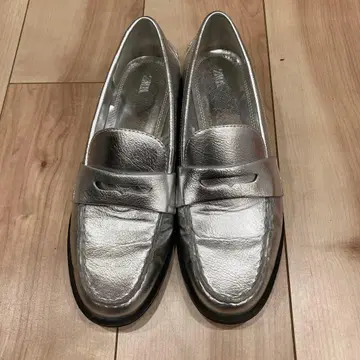새상품급 ZARA 메탈릭 로퍼 39 실버