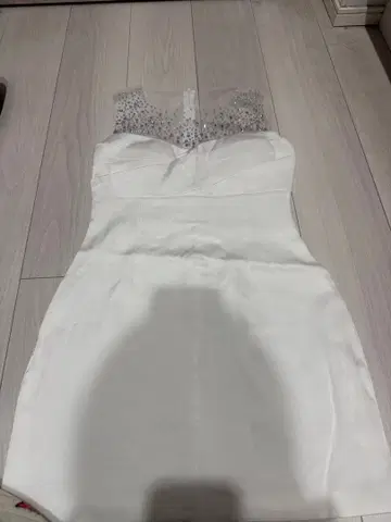 화이트 비즈 장식 타이트 드레스