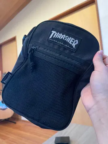 THRASHER 블랙 숄더백