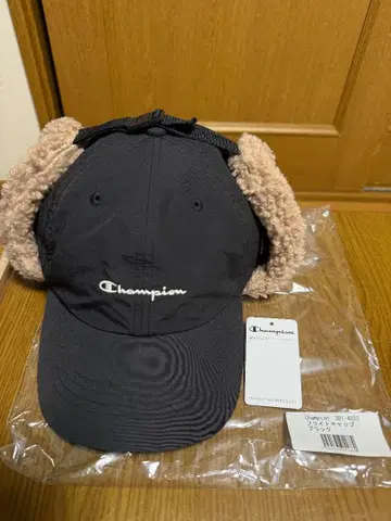 Champion 귀 달린 블랙 캡