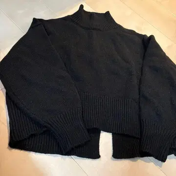 블랙 터틀넥 크롭 니트