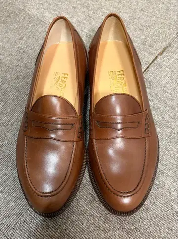 Ferragamo 브라운 로퍼 8 EE