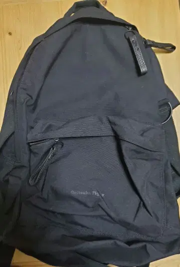 오니츠카타이거 블랙 백팩 프론트 포켓 부착