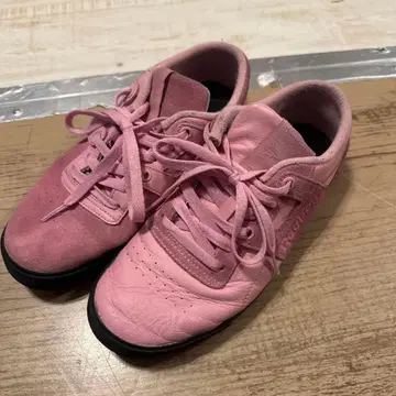 reebok x beems 콜라보 스니커즈 핑크 스웨이드 24cm
