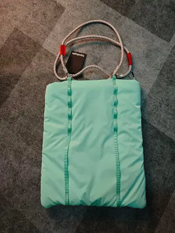 민트 그린 나일론 숄더백