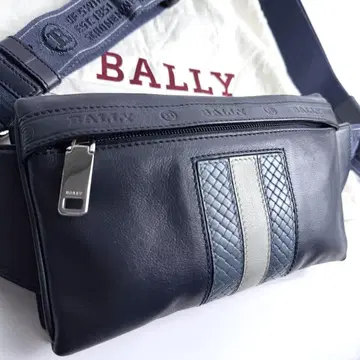 새상품급 발리 가죽 바디백 트레인 스포팅 범백