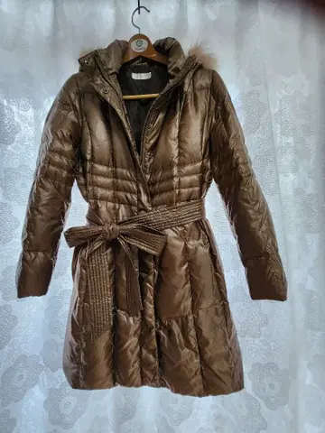 브라운 다운 자켓 후드 부착