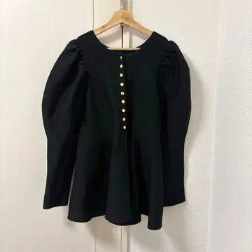 카듀네 페플럼 퍼프 니트 카와카미 모모코 콜라보 가디건 골드 버튼 블랙