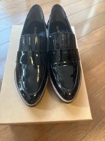 cava cava 에나멜 블랙 광택 가죽 통굽 로퍼