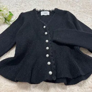 새상품급 나르시스 페플럼 블랙 니트 가디건 펄 버튼 포함