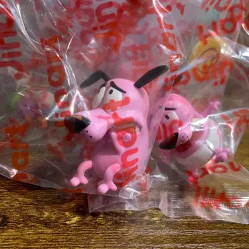 겁쟁이 커리지 피규어 2점