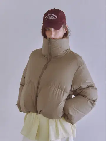 베이지 다운 자켓 하이넥