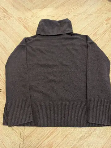 드레 스테리아 울 터틀 니트 스웨터