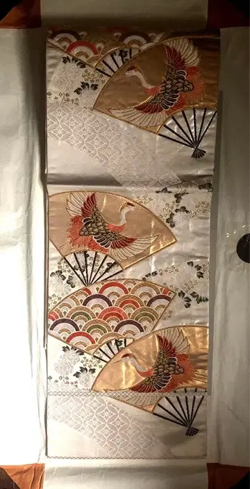 전통 후쿠로 오비 부채와 학 자수 설날 성인식