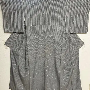 모노톤의 세련된 코몬 부채 패턴 기모노 스키 구락부 422