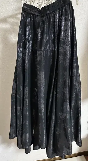 광택이 나는 블랙 플레어 롱 스커트