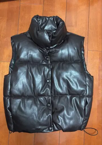 ZARA 블랙 레더풍 다운 베스트