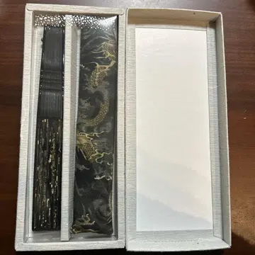 [ 중고 ] 블랙 베이스에 골드 컬러 용 무늬 부채