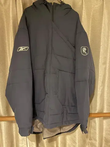 Reebok 후드 부착 빅 실루엣