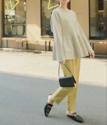 티티베이트 백 펄 디자인 니트탑 페플럼 아이보리