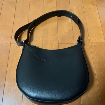 UNIQLO 유니클로 레더 터치 원 핸들 백 블랙 포켓 있음