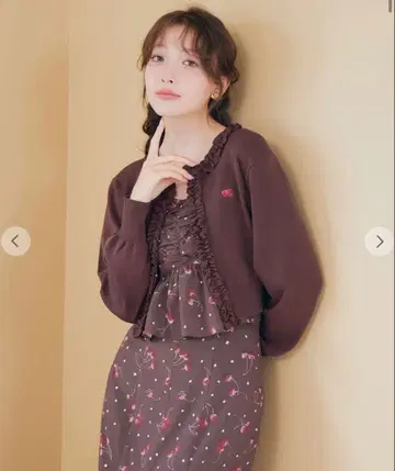 [ 완판템 ] LILLIAN CARAT 체리 프릴 니트 가디건 브라운