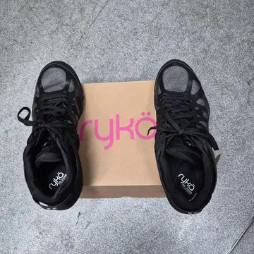 ryka 블랙 스니커즈
