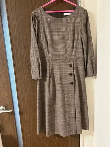 Couture Brooch 체크 무늬 긴팔 원피스