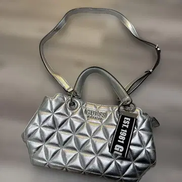 [새상품급] GUESS 게스 실버 숄더백 퀼팅